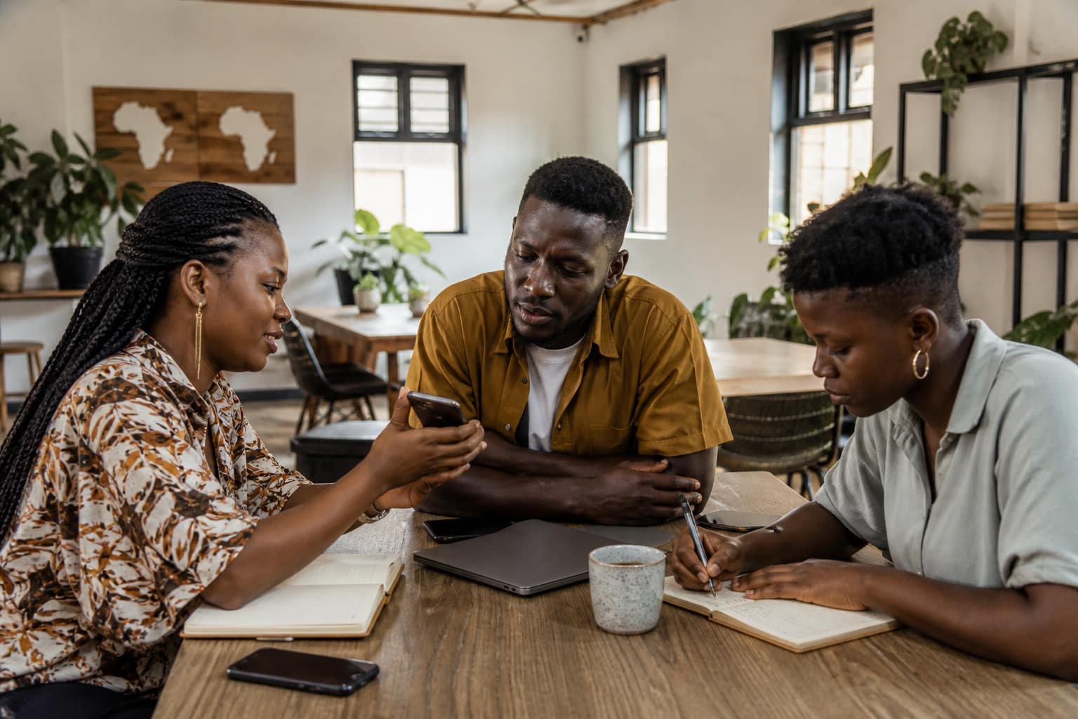 Jeunes professionnels africains collaborant dans un espace de travail contemporain